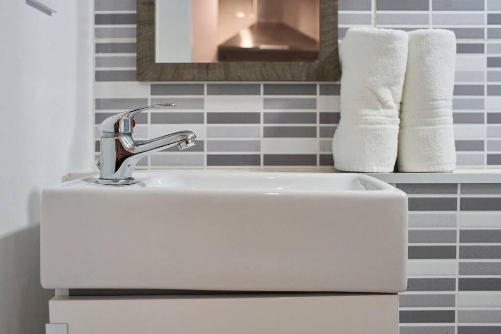 So Simply Ribeira Apartment Porto Luaran gambar